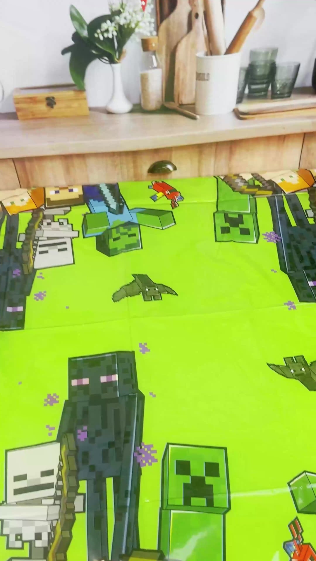 Minecraft®-figuur op speelwereldaart