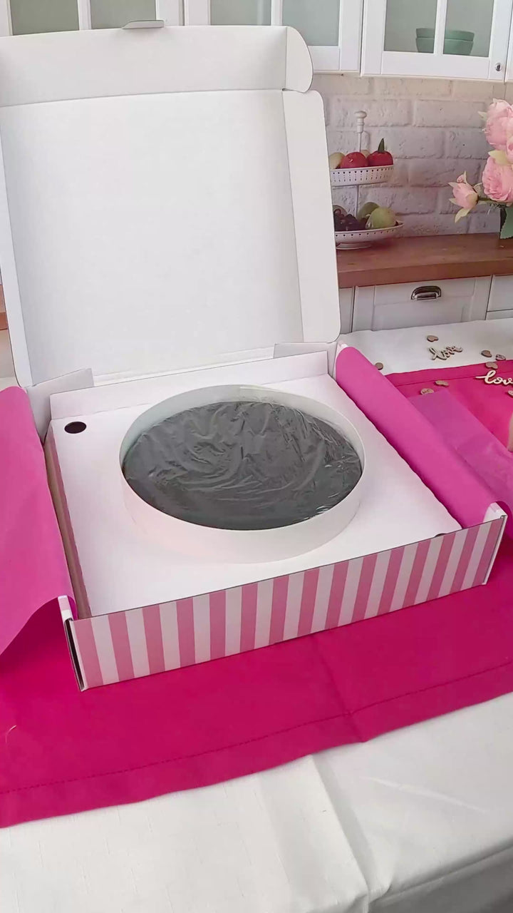 Zwarte taart met taartenlint