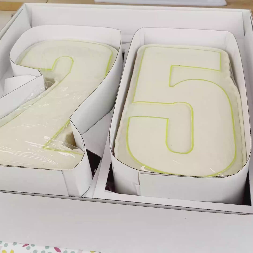 Dubbele cijfer taart, verschillende kleuren 