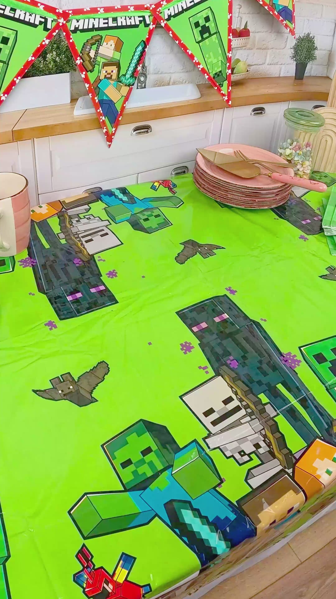 Minecraft® figuur op een ronde TNT taart