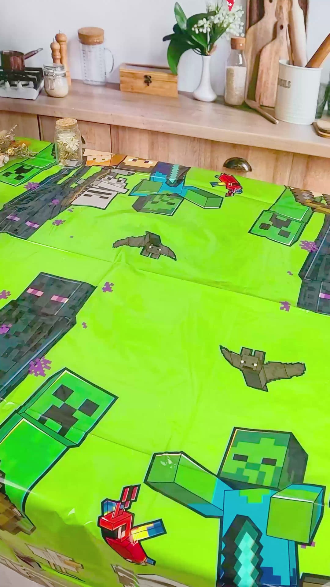 Minecraft®-figuur op speelwereldaart