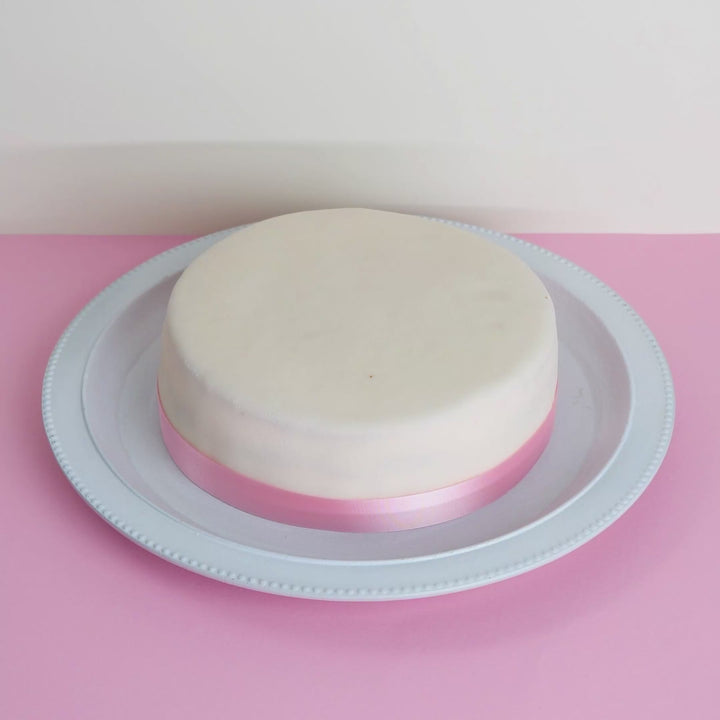 Witte taart met taartenlint