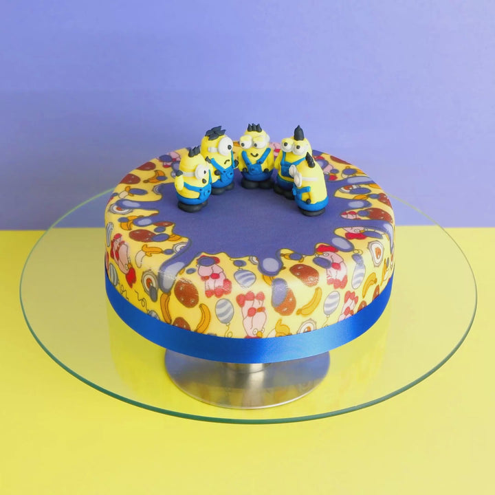 Minions® op een schurkachtig patroon-taart