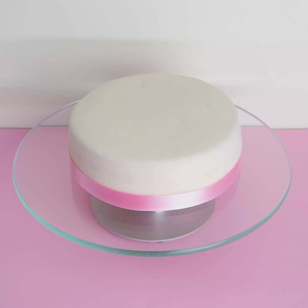 Witte taart met taartenlint
