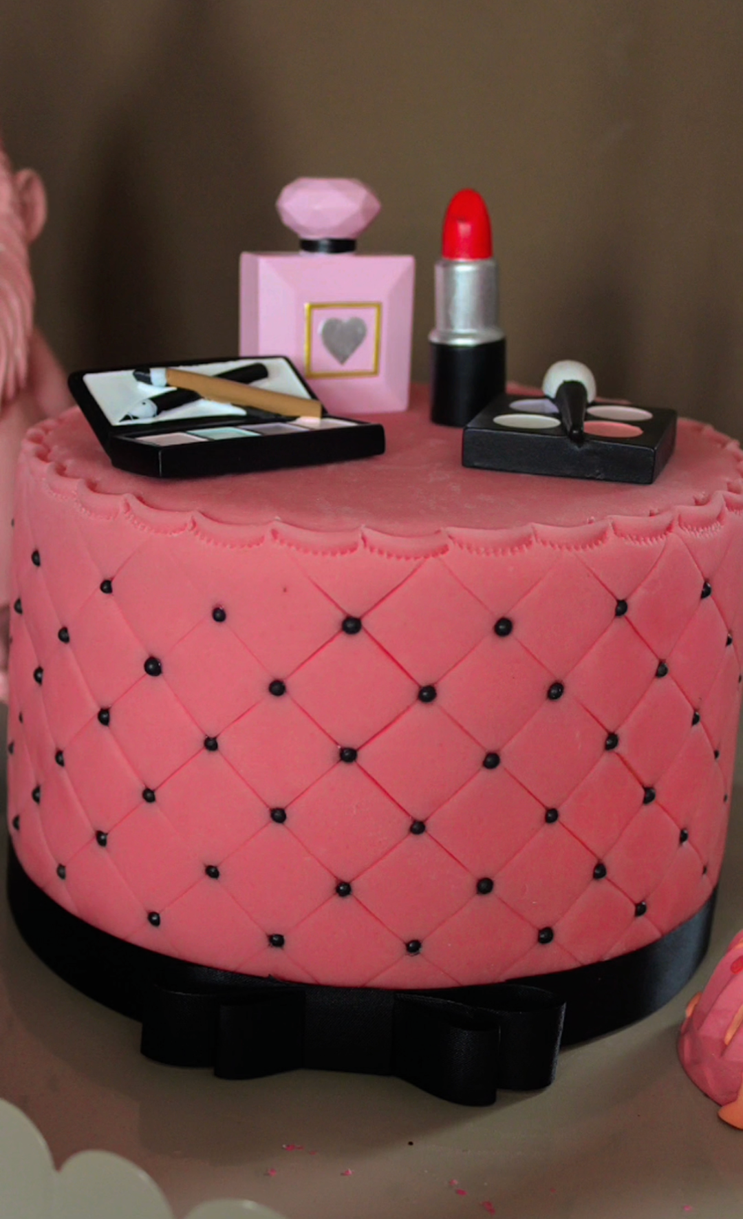 Luxe Make-Up taart met zwart lint