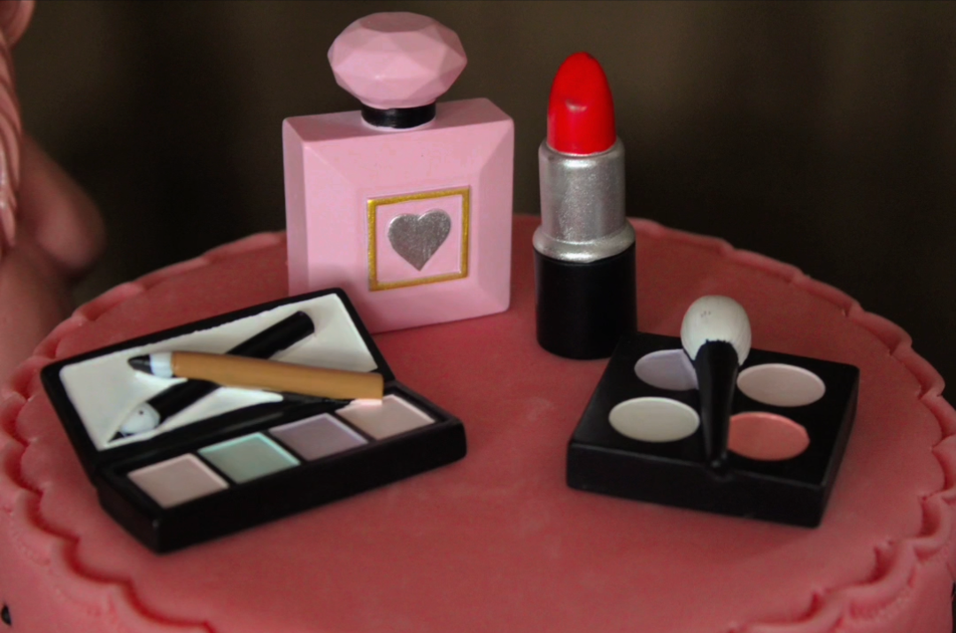 Luxe Make-Up taart met zwart lint