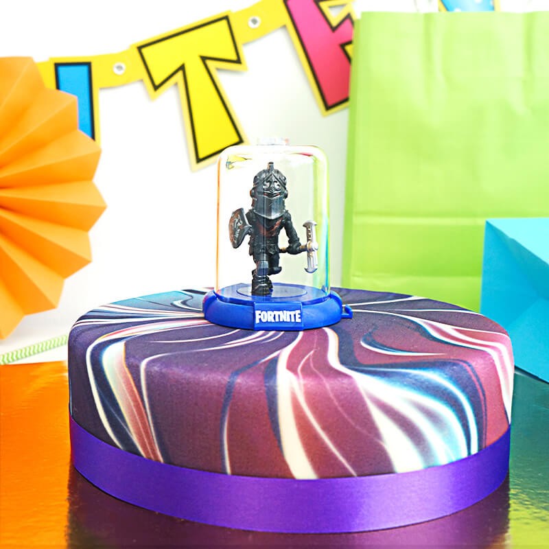 Fortnite Figur auf Galaxie-Torte